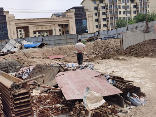 山東濱州城建集團(tuán)施工現(xiàn)場(chǎng)隱患頻現(xiàn) 塵土飛揚(yáng)與工人零防護(hù)問(wèn)題亟待治理